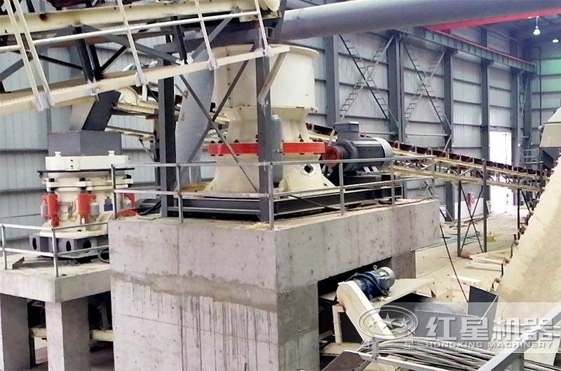 圓錐破碎機(jī)現(xiàn)場(chǎng) 圓錐破碎機(jī)現(xiàn)場(chǎng)