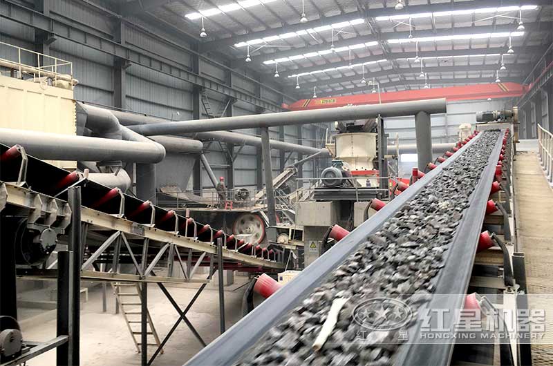 砂石料廠破碎機作業現場 砂石料廠破碎機作業現場