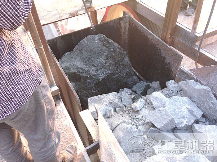 小型顎式破碎機進料口放大圖