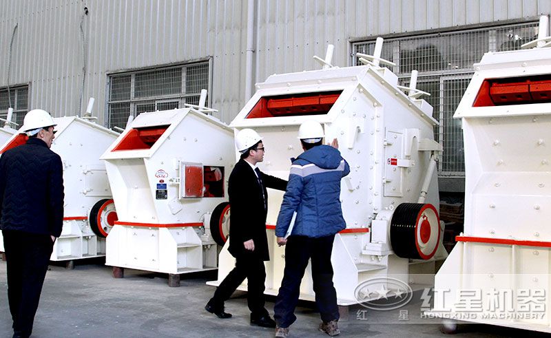客戶(hù)來(lái)廠參觀購(gòu)買(mǎi)紅星可移動(dòng)式1320反擊破碎機(jī)