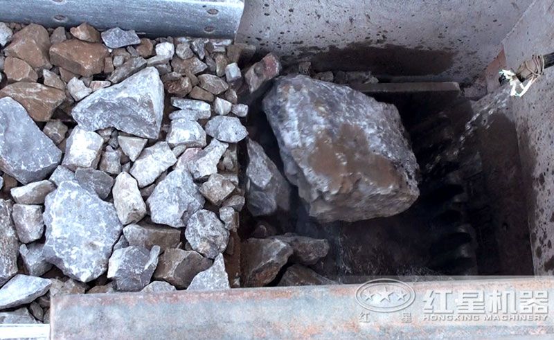57顎式破碎機(jī)進(jìn)料 57顎式破碎機(jī)進(jìn)料