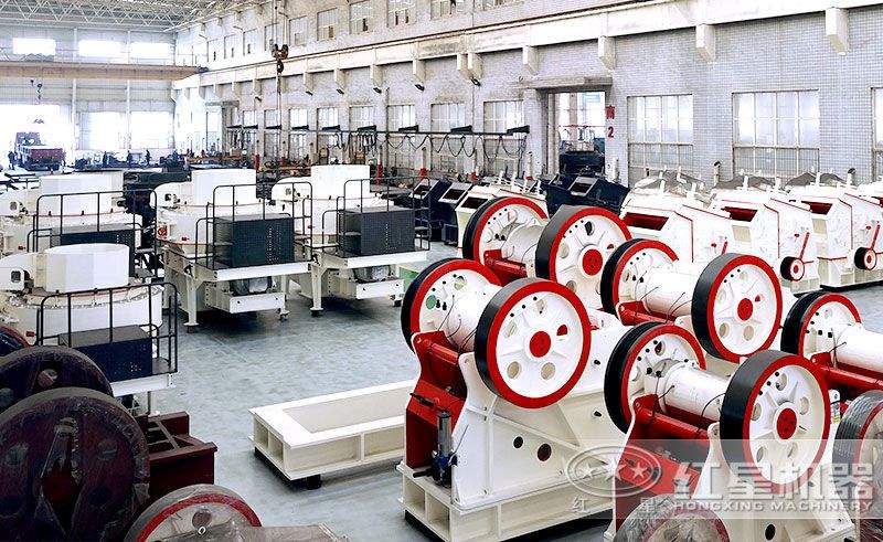 車間整齊排放的各類碎石機器 車間整齊排放的各類碎石機器