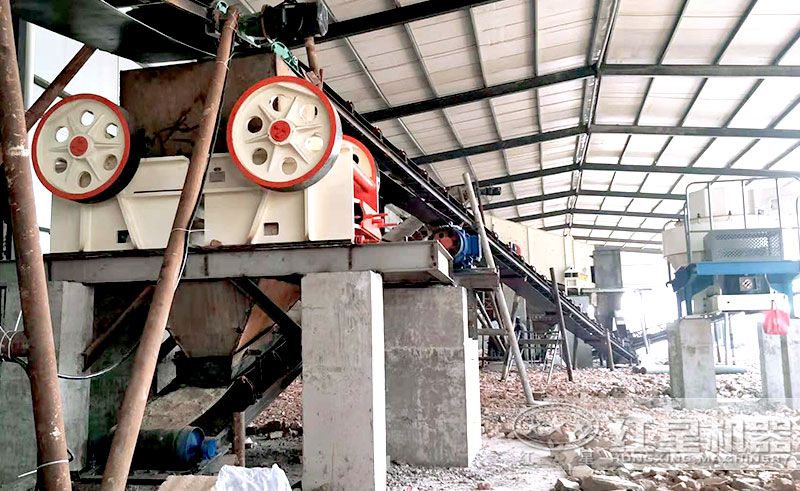 西藏河卵石制砂現場