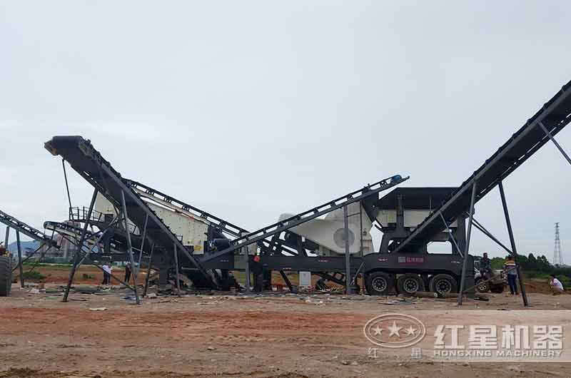 移動(dòng)式破碎機(jī)砂石場現(xiàn)場 移動(dòng)式破碎機(jī)砂石場現(xiàn)場