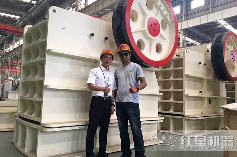 破碎設備用戶來廠參觀合影 破碎設備用戶來廠參觀合影