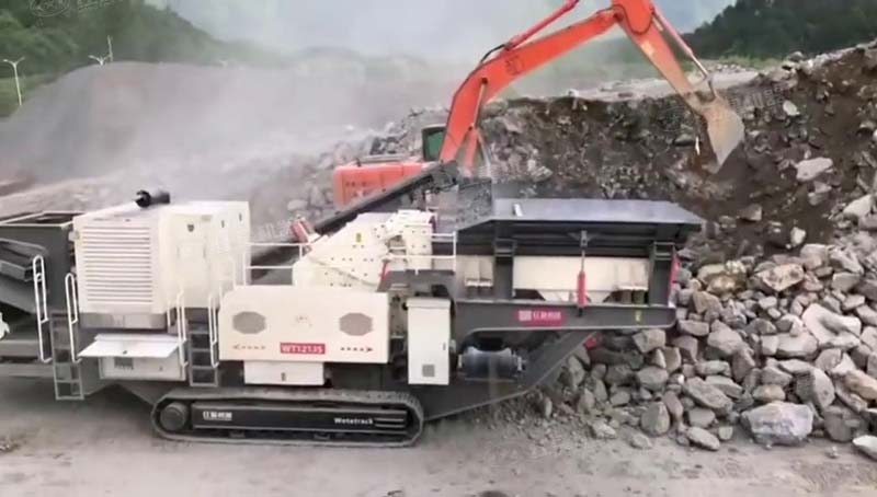 履帶移動反擊式破碎機(jī)現(xiàn)場視頻
