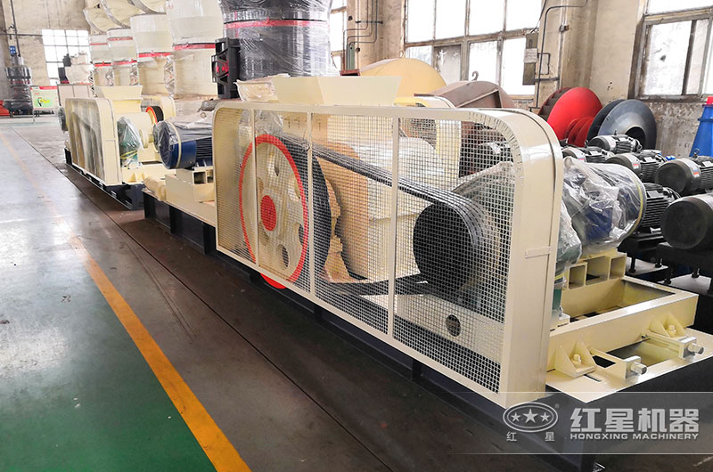 對(duì)輥破碎機(jī)車間實(shí)拍