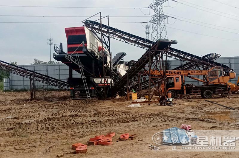 駐馬店建筑垃圾移動(dòng)式碎石機(jī)現(xiàn)場(chǎng)