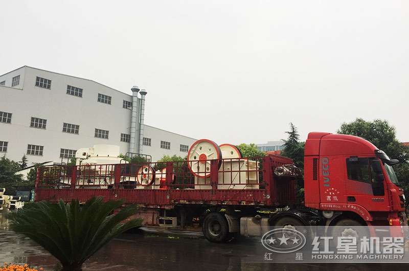 紅星750鄂破機裝車發貨現場