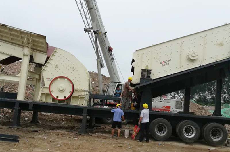 小型移動(dòng)破碎機(jī)處理現(xiàn)場(chǎng)