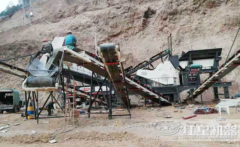 搭載“重錘破+振動篩”的移動破碎篩分機(jī) 搭載“重錘破+振動篩”的移動破碎篩分機(jī)