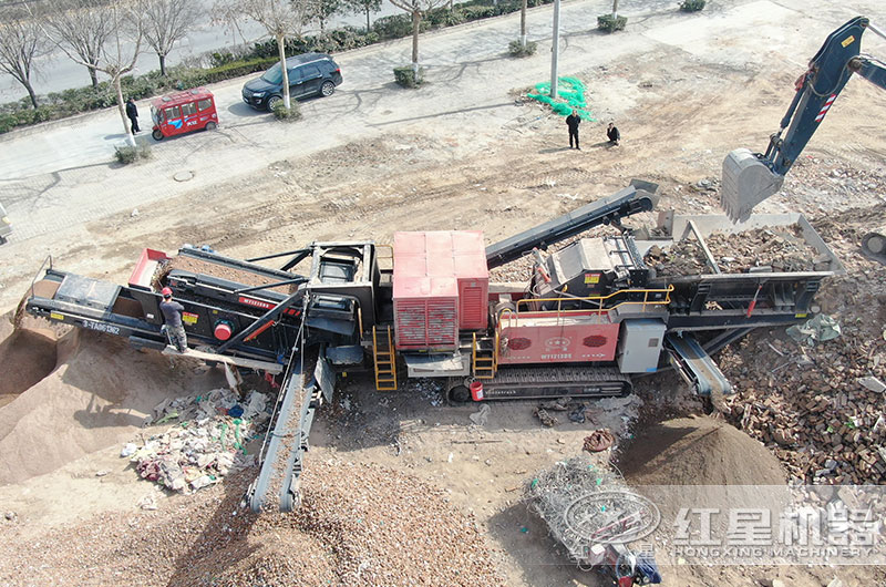 節(jié)能型移動(dòng)破碎站現(xiàn)場(chǎng)作業(yè) 節(jié)能型移動(dòng)破碎站現(xiàn)場(chǎng)作業(yè)