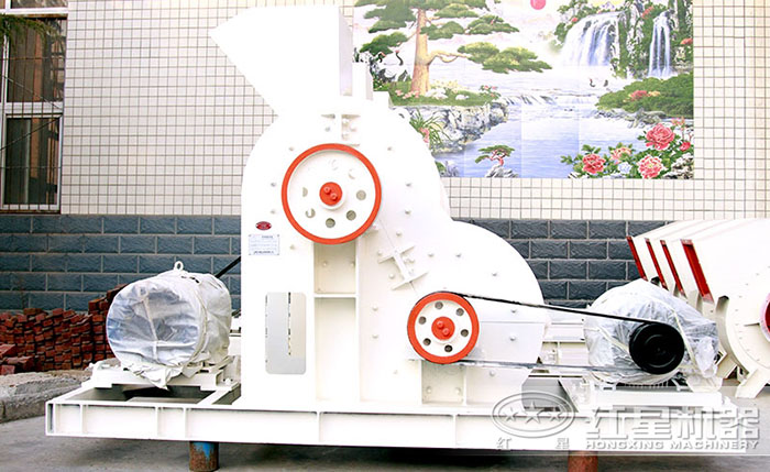 廠區擺放的雙極式破碎機 廠區擺放的雙極式破碎機