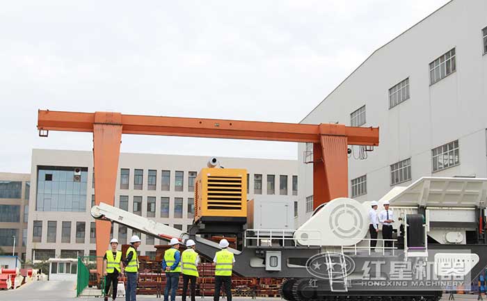 客戶來(lái)廠參觀考察建筑垃圾破碎設(shè)備 客戶來(lái)廠參觀考察建筑垃圾破碎設(shè)備