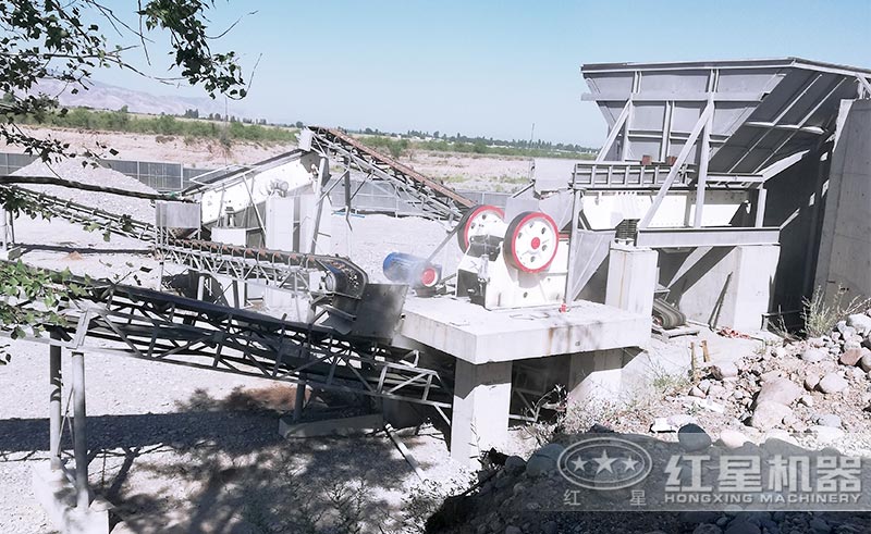 時產(chǎn)300噸的破碎制砂生產(chǎn)線中的顎式破碎機 時產(chǎn)300噸的破碎制砂生產(chǎn)線中的顎式破碎機