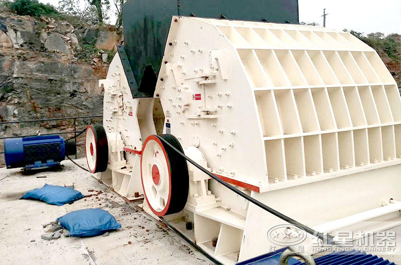 2臺大型錘式破碎機(jī) 2臺大型錘式破碎機(jī)