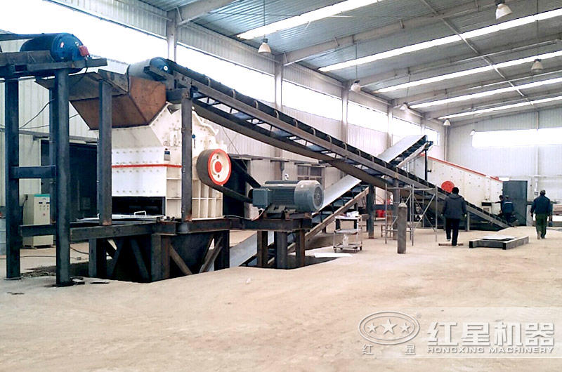 細(xì)碎機(jī)制沙作業(yè)現(xiàn)場(chǎng)