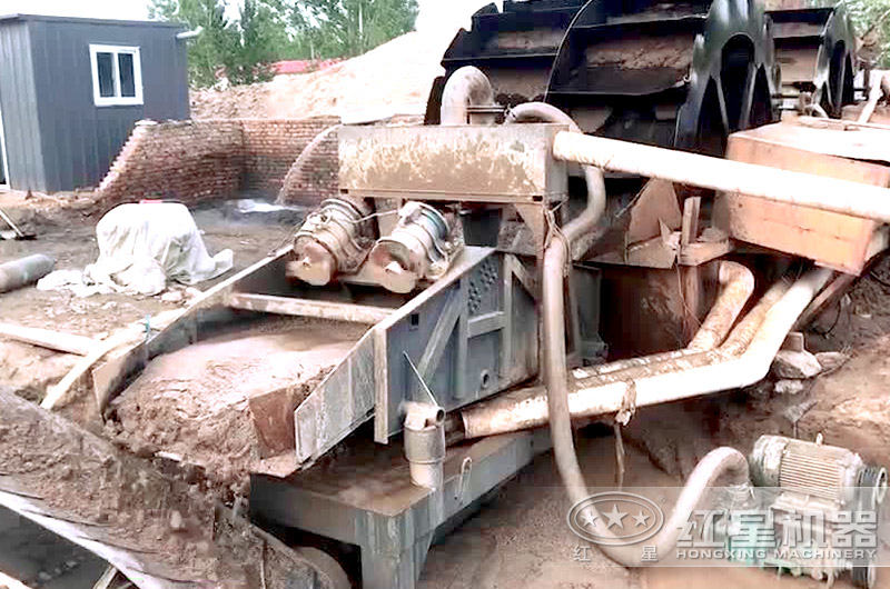 細(xì)沙回收機(jī)作業(yè)現(xiàn)場 細(xì)沙回收機(jī)作業(yè)現(xiàn)場