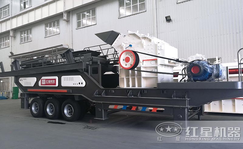 移動式碎石機(jī)有輪胎,移動起來比較方便 移動式碎石機(jī)有輪胎,移動起來比較方便