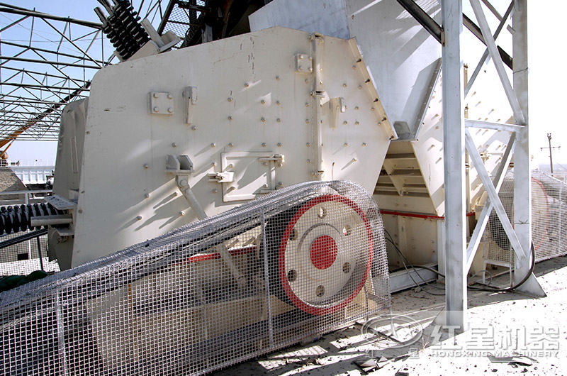 反擊式破碎機現(xiàn)場 反擊式破碎機現(xiàn)場