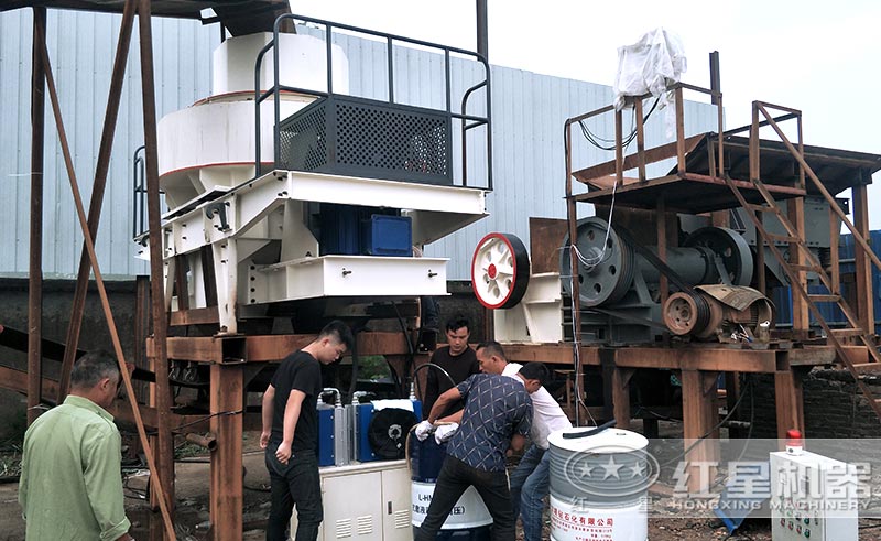 配置較簡(jiǎn)單的生產(chǎn)線安裝現(xiàn)場(chǎng) 配置較簡(jiǎn)單的生產(chǎn)線安裝現(xiàn)場(chǎng)