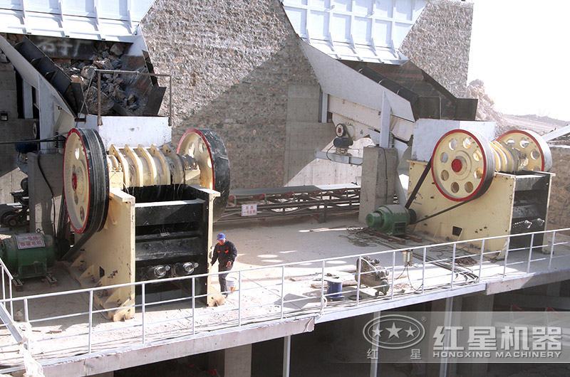 顎式破碎機工作現場