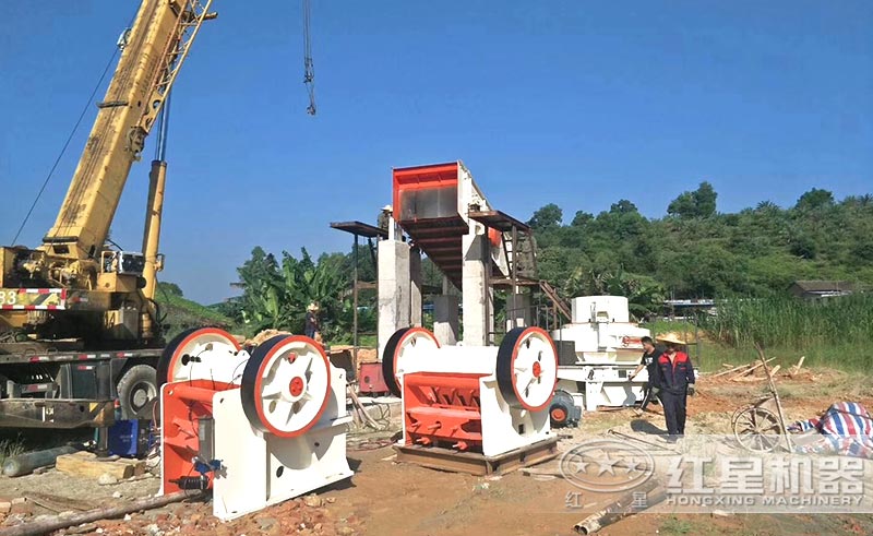 比較簡單的時產200噸的人工砂石設備安裝中