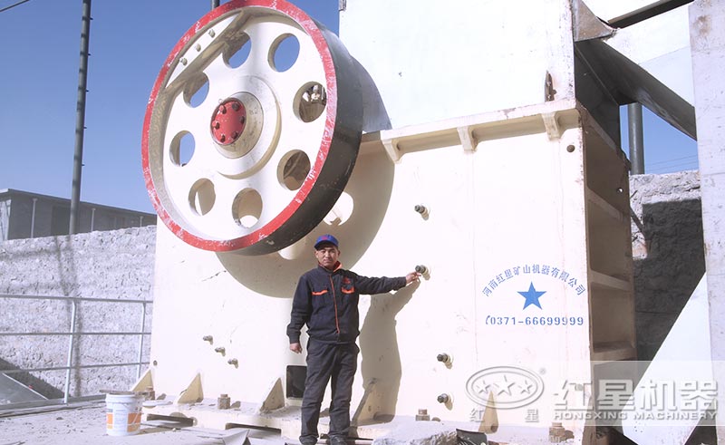 顎式破碎機(jī)安裝調(diào)試客戶現(xiàn)場(chǎng) 顎式破碎機(jī)安裝調(diào)試客戶現(xiàn)場(chǎng)