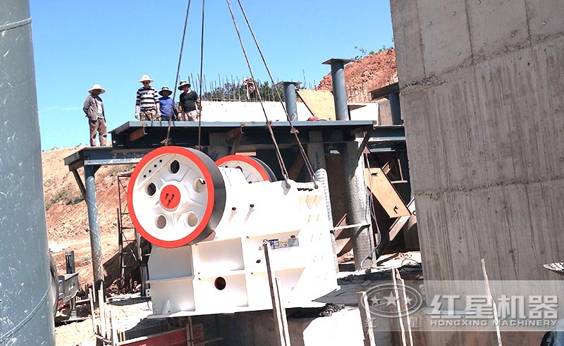 顎式破碎機(jī)安裝中 顎式破碎機(jī)安裝中