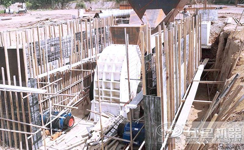 大型碎石場生產(chǎn)線設備錘式破碎機現(xiàn)場安裝中