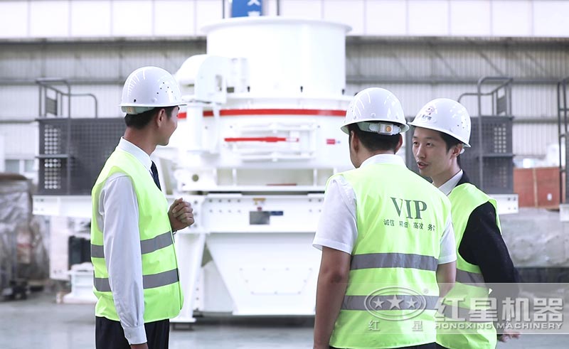 客戶來廠考察制砂機,工程師跟蹤講解 客戶來廠考察制砂機,工程師跟蹤講解