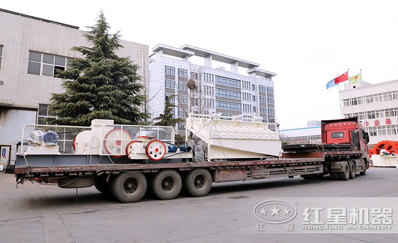 對(duì)輥式制砂機(jī)裝車(chē)完畢準(zhǔn)備發(fā)貨