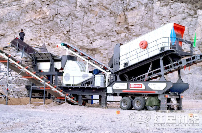 移動礦山粉碎機現(xiàn)場