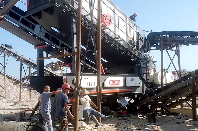 輪胎移動(dòng)篩分機(jī)安裝現(xiàn)場(chǎng) 輪胎移動(dòng)篩分機(jī)安裝現(xiàn)場(chǎng)