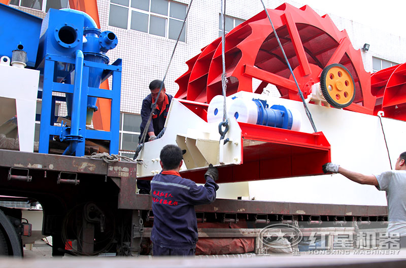 紅星師傅正在為客戶的洗砂設(shè)備裝車準(zhǔn)備發(fā)貨