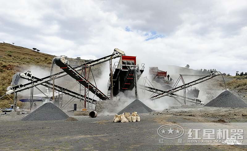 移動(dòng)制砂生產(chǎn)機(jī)現(xiàn)場(chǎng)