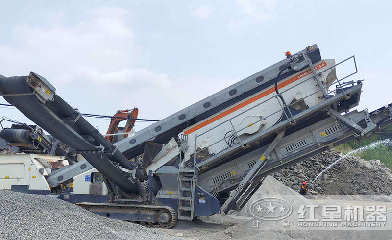 移動(dòng)混凝土破碎機(jī)現(xiàn)場