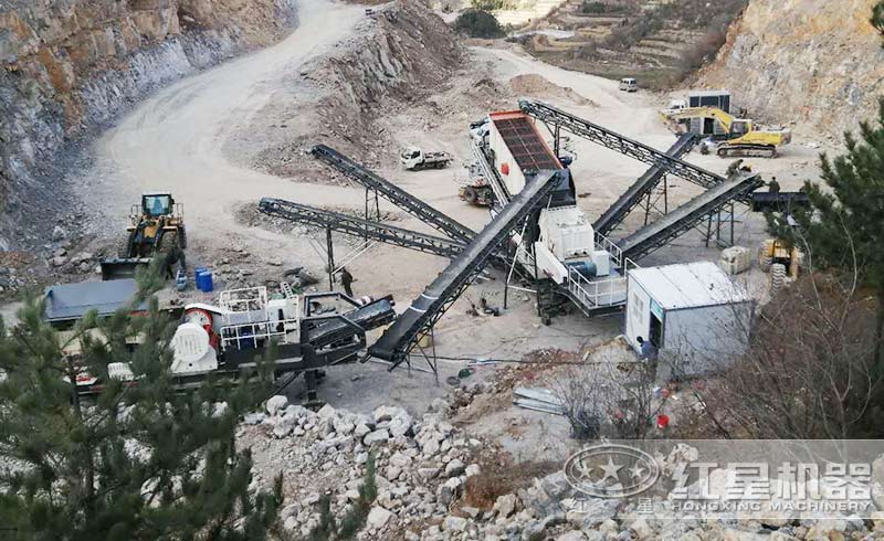 移動砂石破碎機(jī)作業(yè)