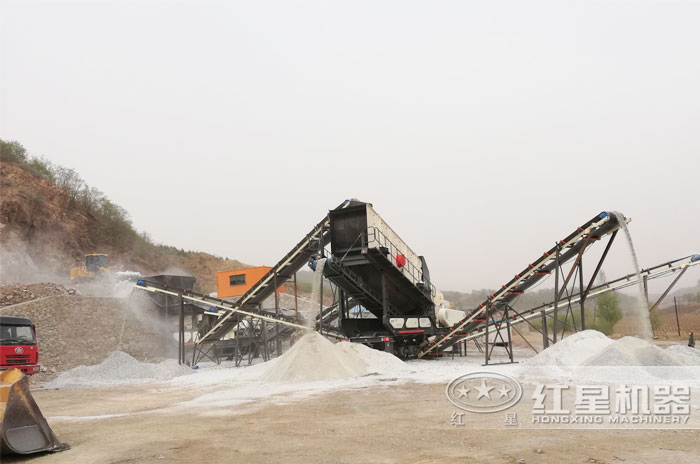 振動篩在移動式破碎機上作業