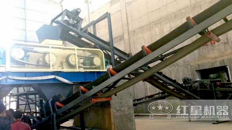 對輥破碎機現場實拍