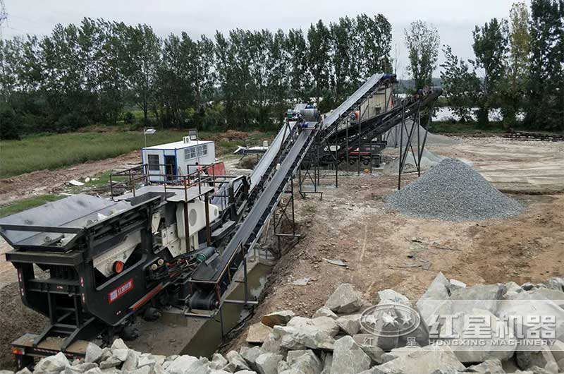 時(shí)產(chǎn)400噸移動(dòng)顎式破碎機(jī)現(xiàn)場(chǎng)