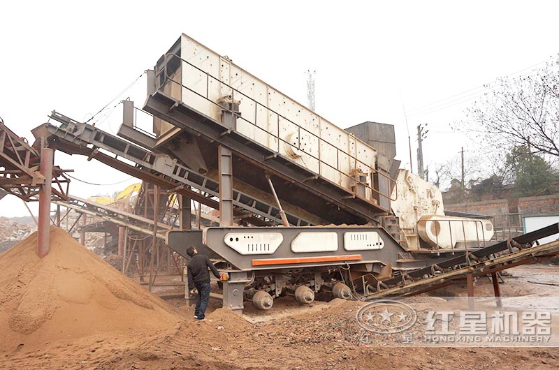 移動(dòng)反擊式粉碎機(jī)處理建筑垃圾制砂現(xiàn)場(chǎng) 移動(dòng)反擊式粉碎機(jī)處理建筑垃圾制砂現(xiàn)場(chǎng)