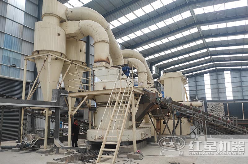 時(shí)產(chǎn)50噸工業(yè)雷蒙機(jī)現(xiàn)場一