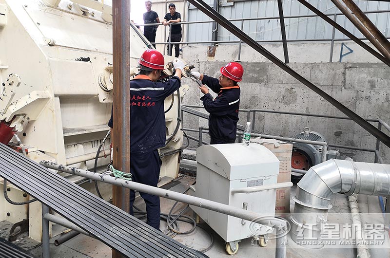 紅星機(jī)器人員上門為客戶調(diào)試生產(chǎn)線設(shè)備