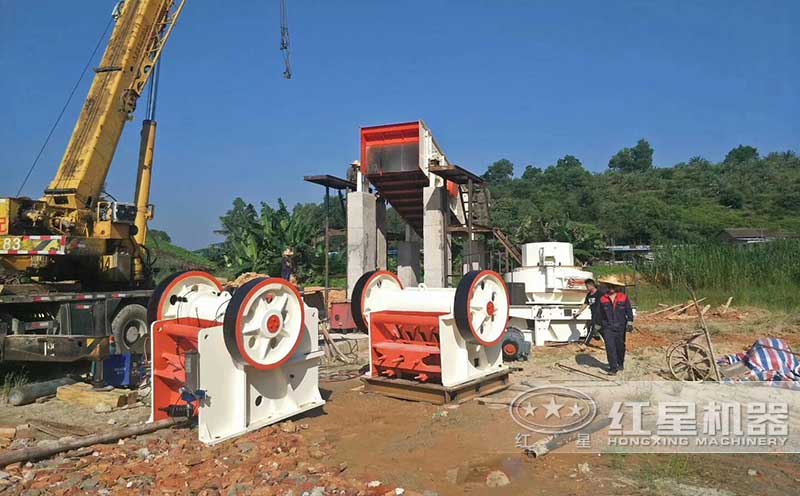 300x1300細鄂式破碎機現場