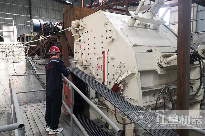 工作人員對設備進行運行調試前的檢查 工作人員對設備進行運行調試前的檢查