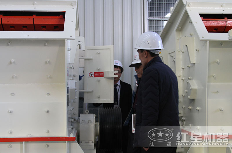 客戶來廠考察石灰石碎石設(shè)備