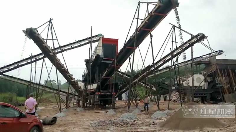 移動式破碎機現(xiàn)場