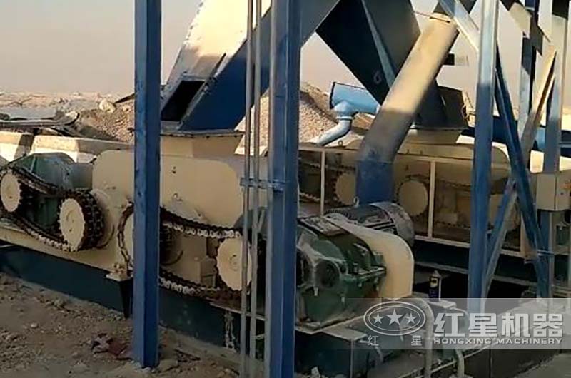 兩臺(tái)對(duì)輥破碎機(jī)碎矸石現(xiàn)場(chǎng) 兩臺(tái)對(duì)輥破碎機(jī)碎矸石現(xiàn)場(chǎng)