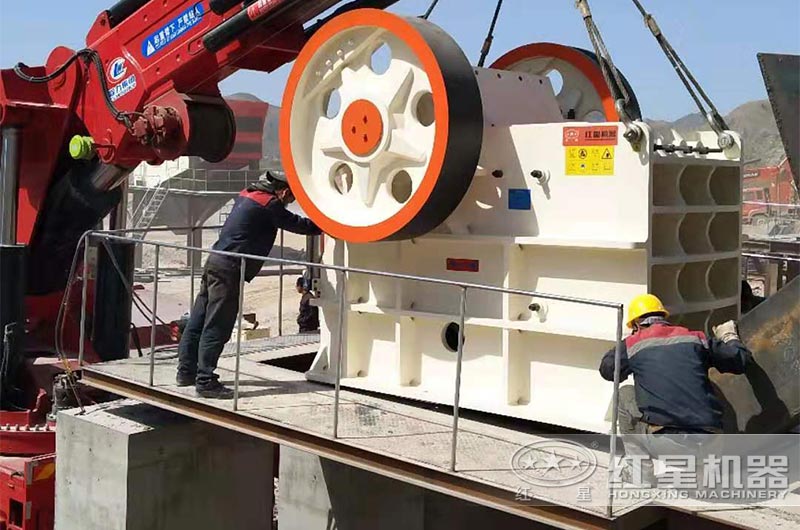 大型鄂式破碎機(jī)現(xiàn)場(chǎng) 大型鄂式破碎機(jī)現(xiàn)場(chǎng)